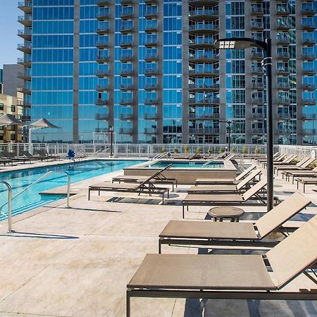 Placemakr Premier Sobro ナッシュビル エクステリア 写真 The pool at the Ritz-Carlton, Downtown, Los Angeles