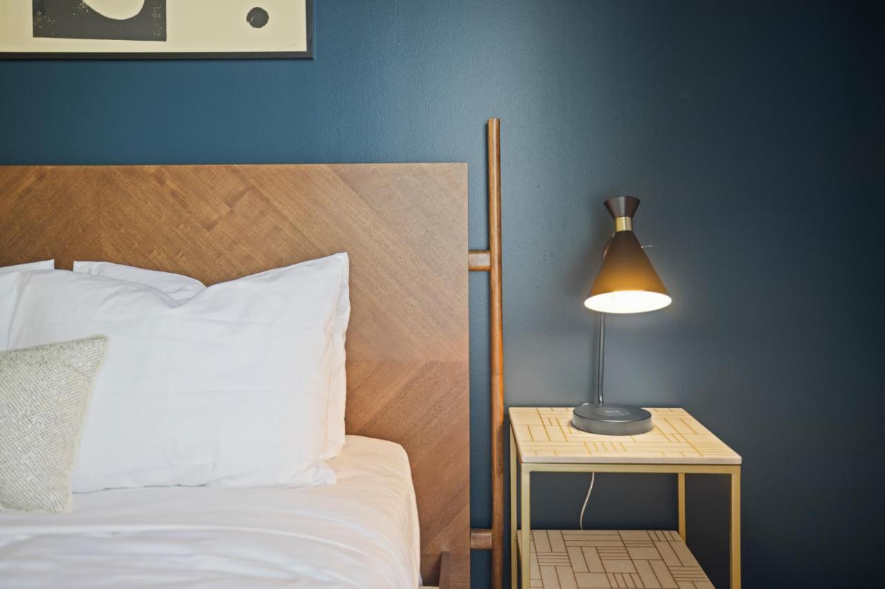 Placemakr Premier Sobro ナッシュビル エクステリア 写真 A lamp on a nightstand