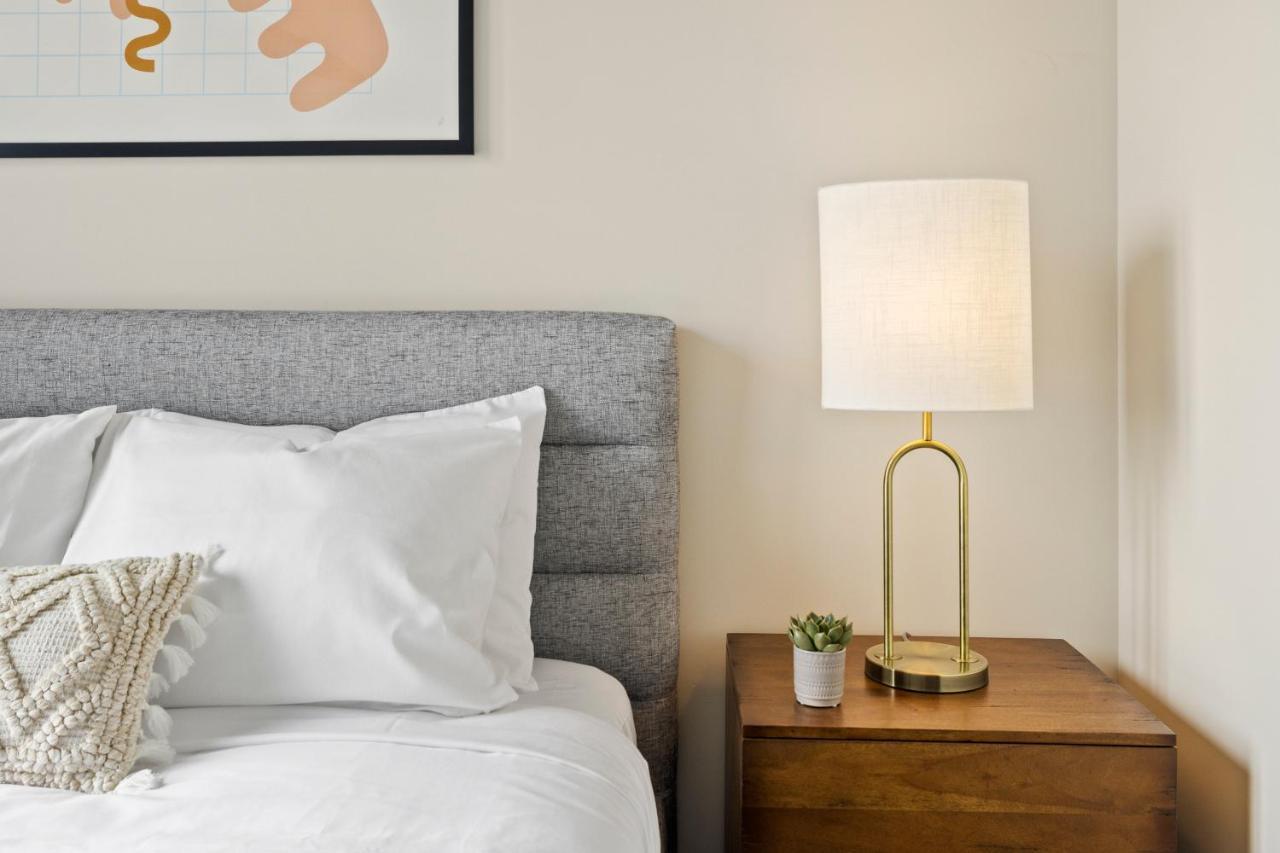 Placemakr Premier Sobro ナッシュビル エクステリア 写真 A lamp on a nightstand
