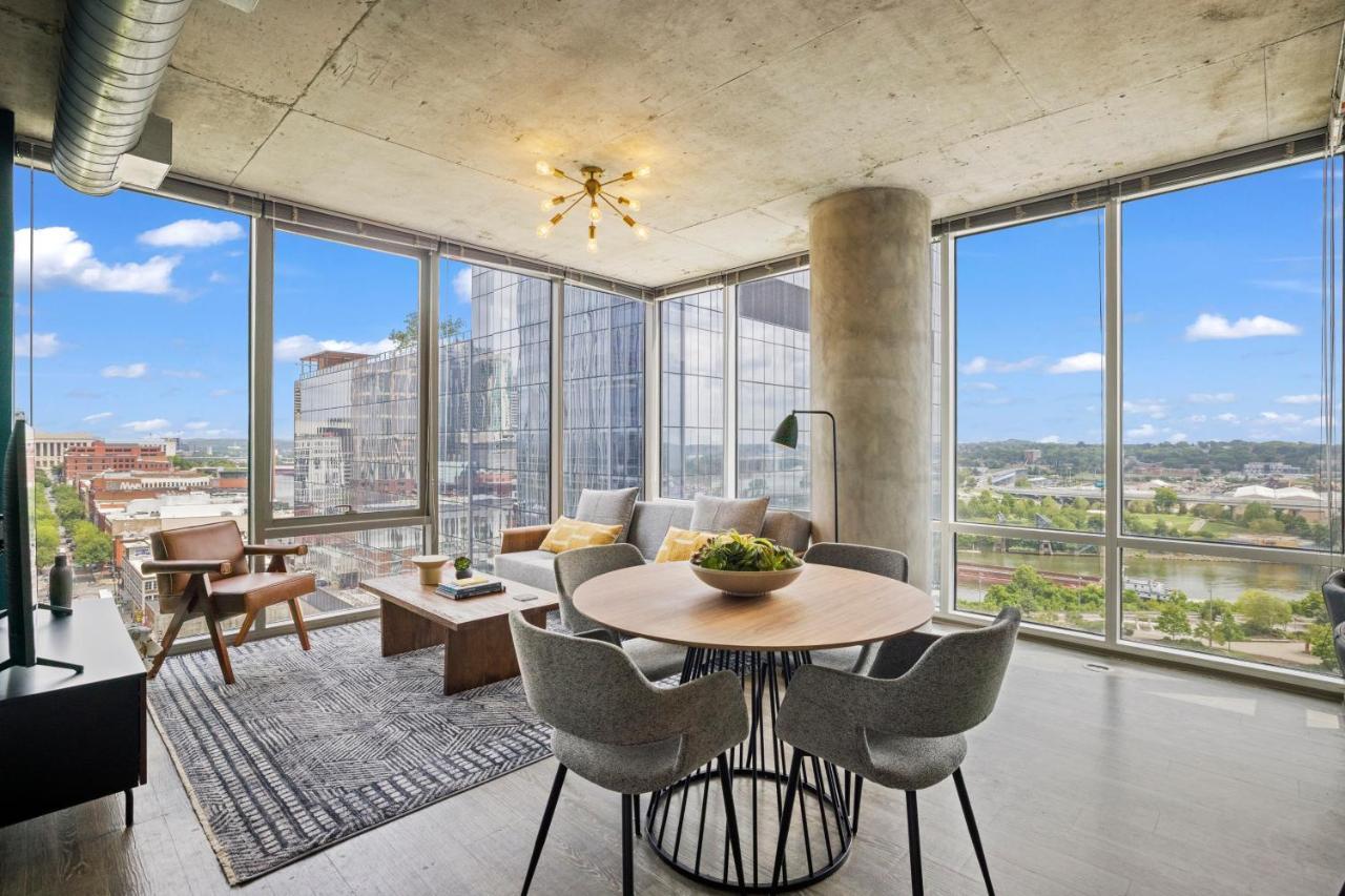 Placemakr Premier Sobro ナッシュビル エクステリア 写真 A staged living room at the 1001 Cooper