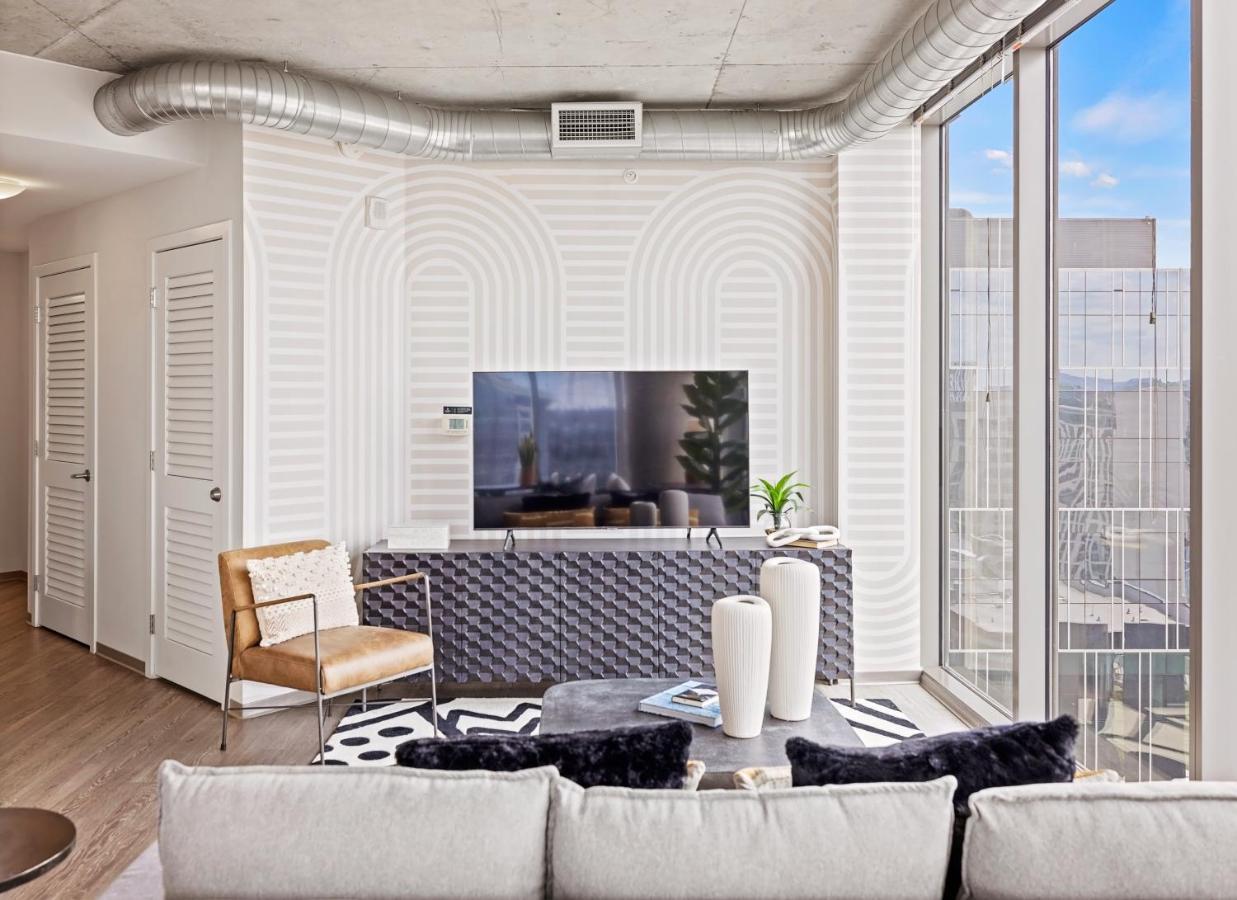 Placemakr Premier Sobro ナッシュビル エクステリア 写真 A living room at 1001 Olympic