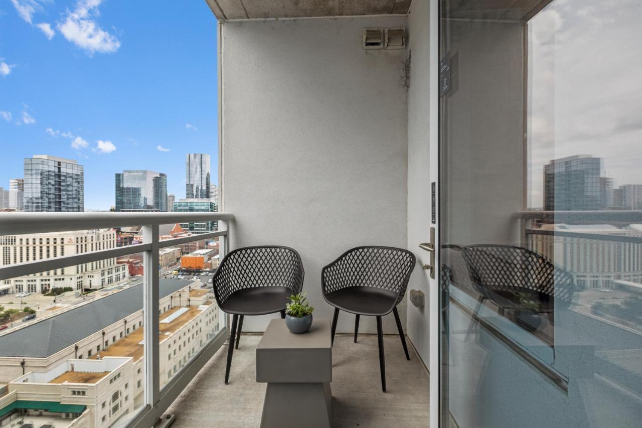 Placemakr Premier Sobro ナッシュビル エクステリア 写真 A balcony in a residential apartment