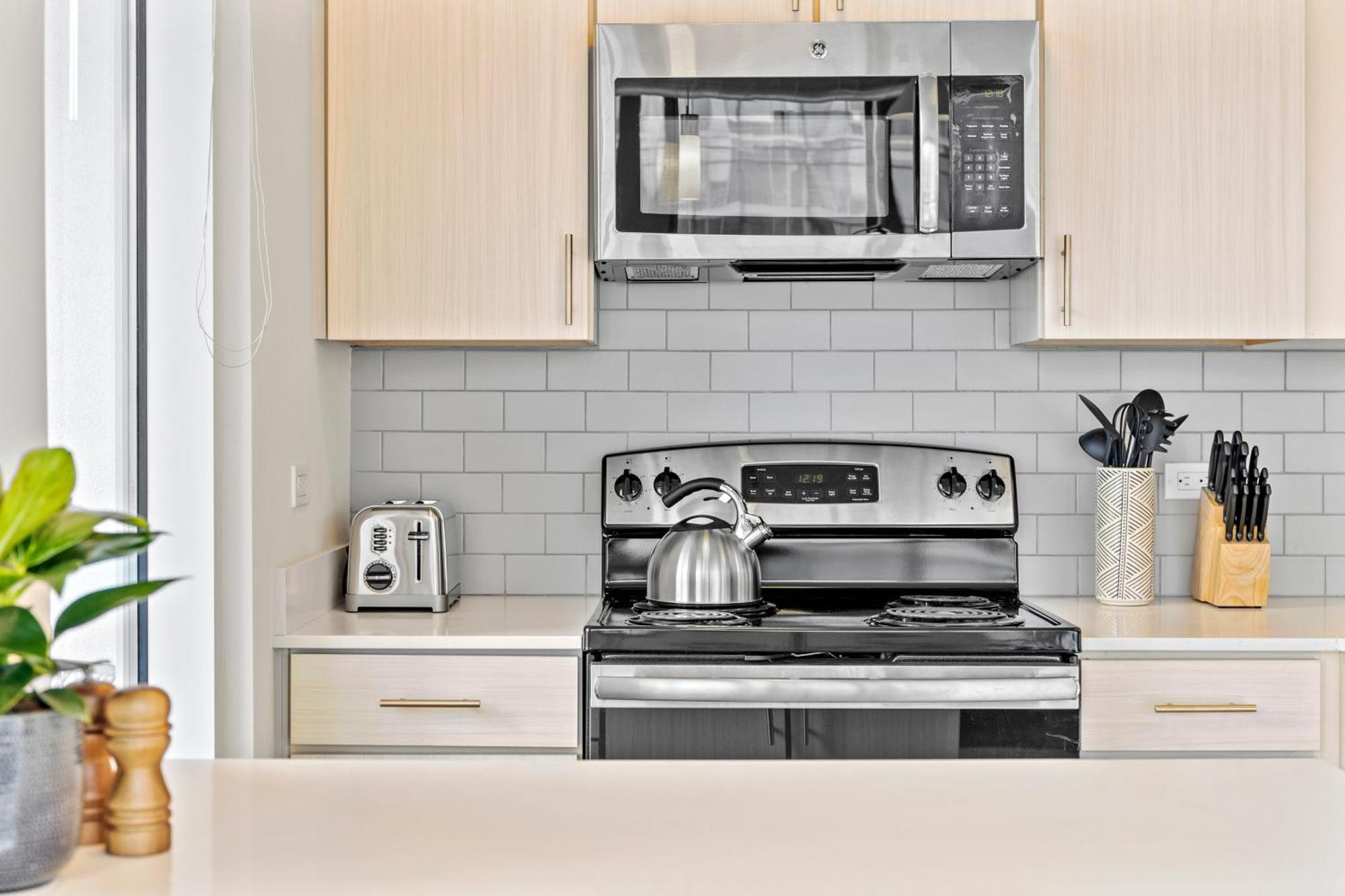 Placemakr Premier Sobro ナッシュビル エクステリア 写真 A microwave oven above a stove