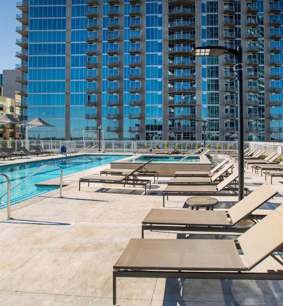 Placemakr Premier Sobro ナッシュビル エクステリア 写真 The pool at the Ritz-Carlton, Downtown, Los Angeles